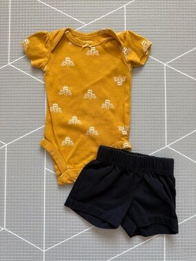 Carter's|Baby girl Mustard Bee Print Onesie bodysuit with Black Shorts••0-3M